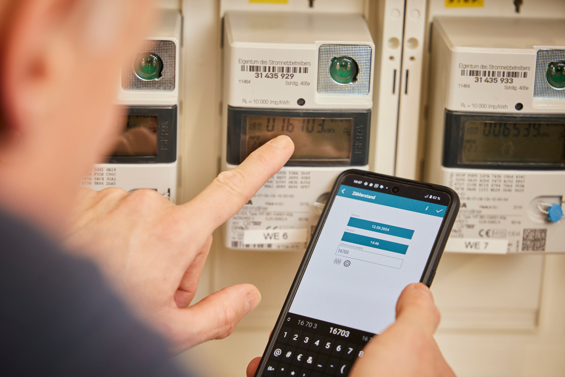 Ablesen am Stromzähler