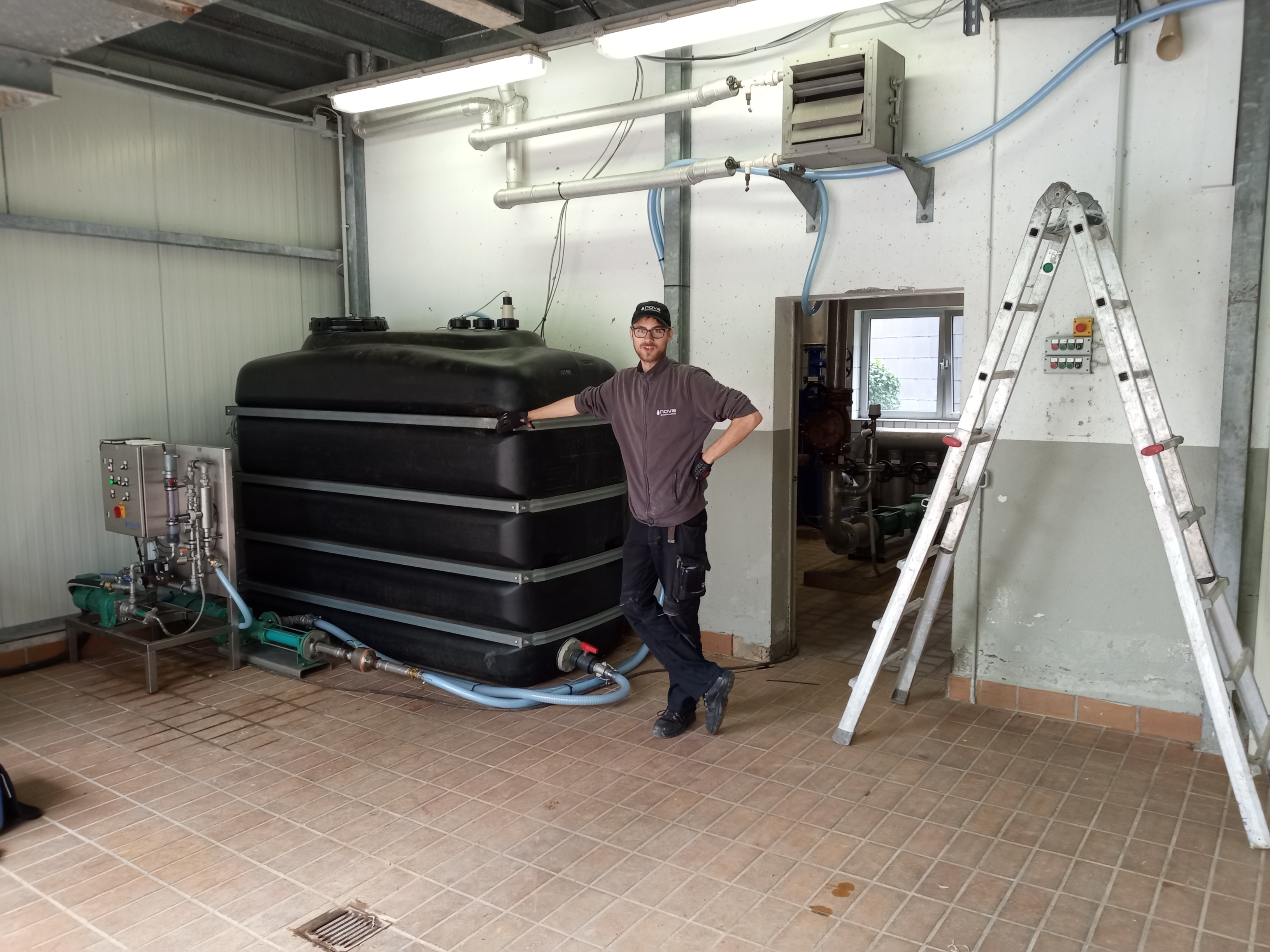 Ein Mitarbeiter zeigt die Filterpresse