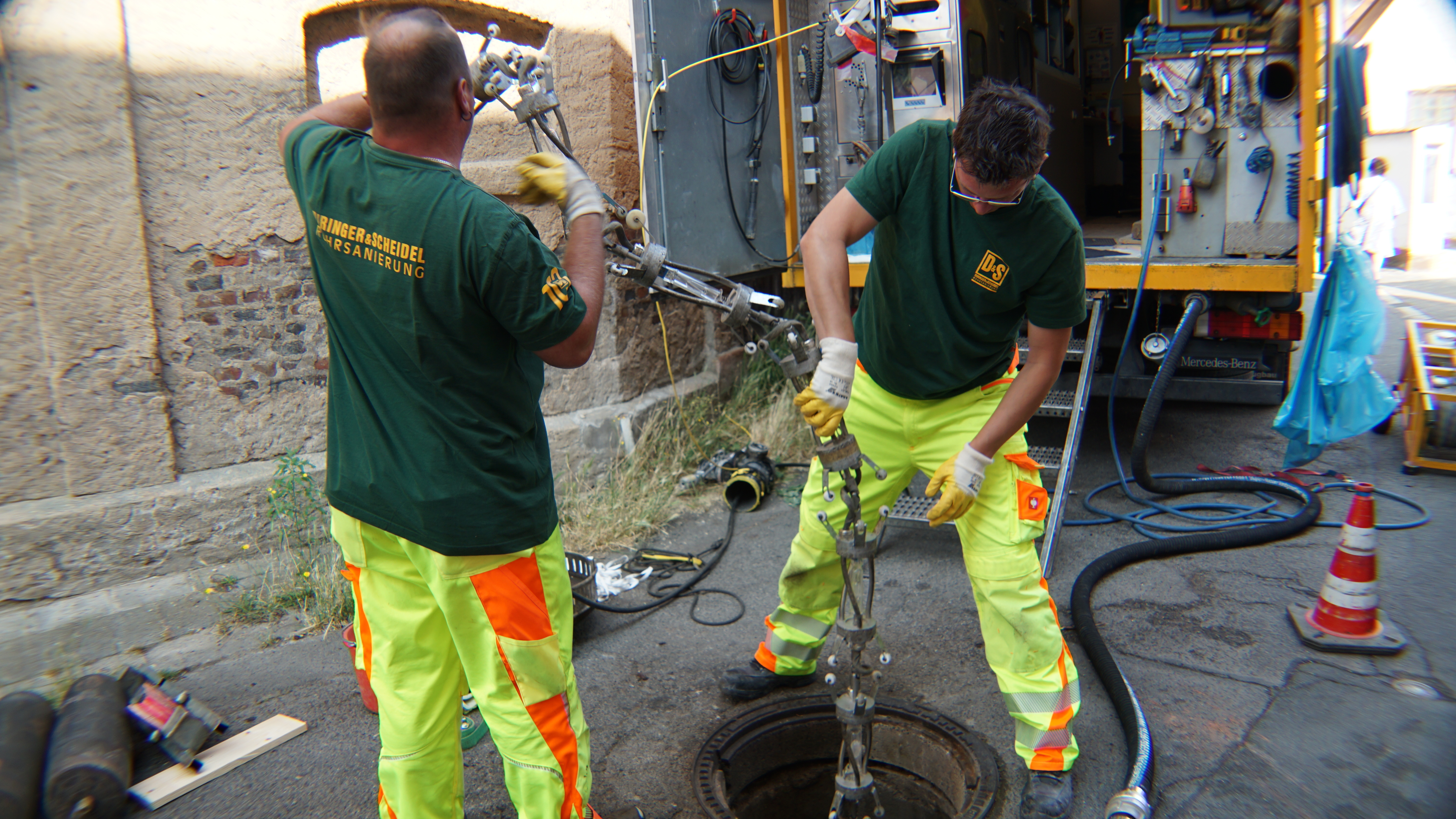 Bauarbeiter am Kanalschacht