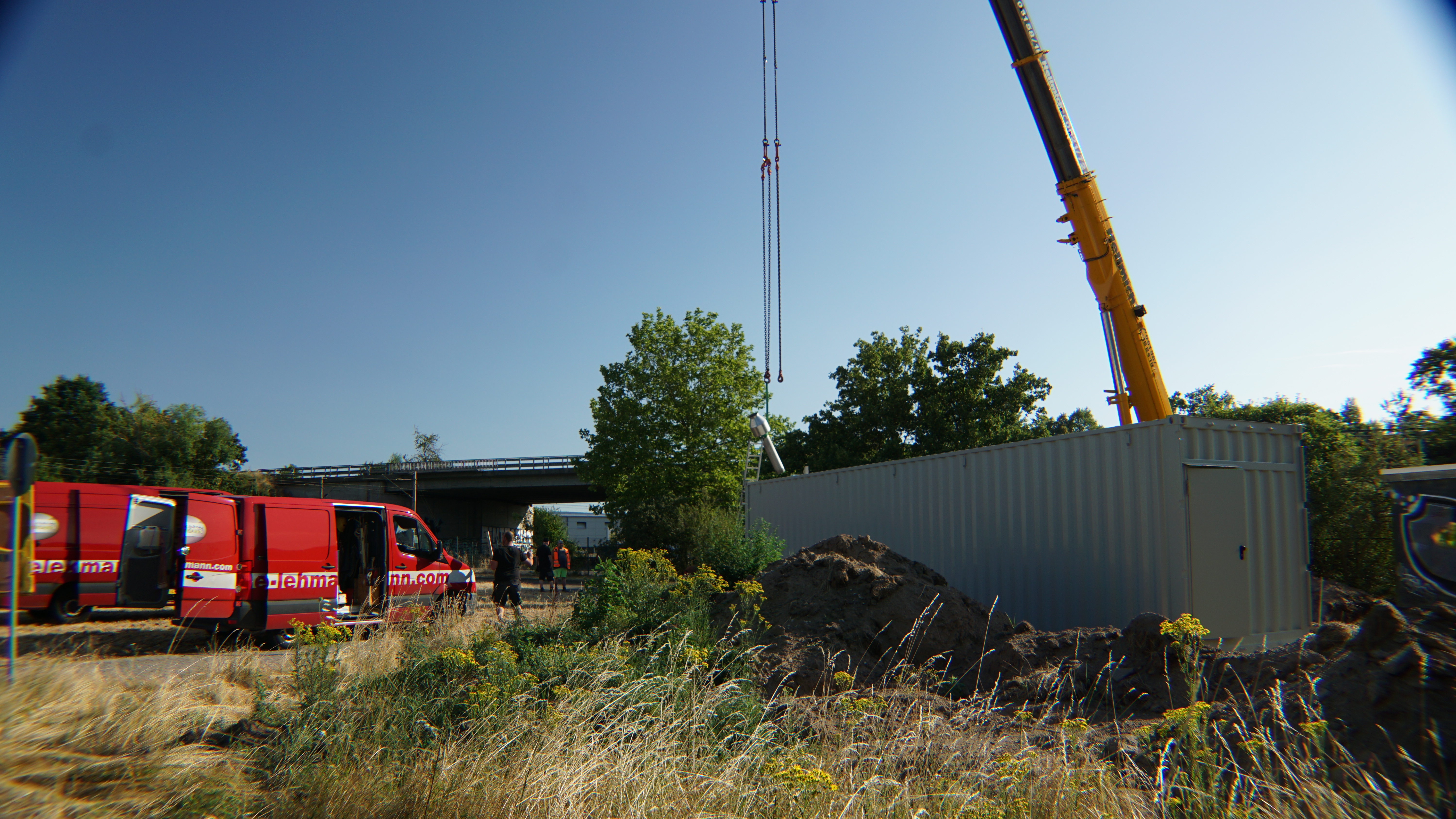 Der Container wird angeliefert