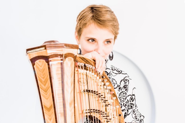Isabelle Müller an der Harfe