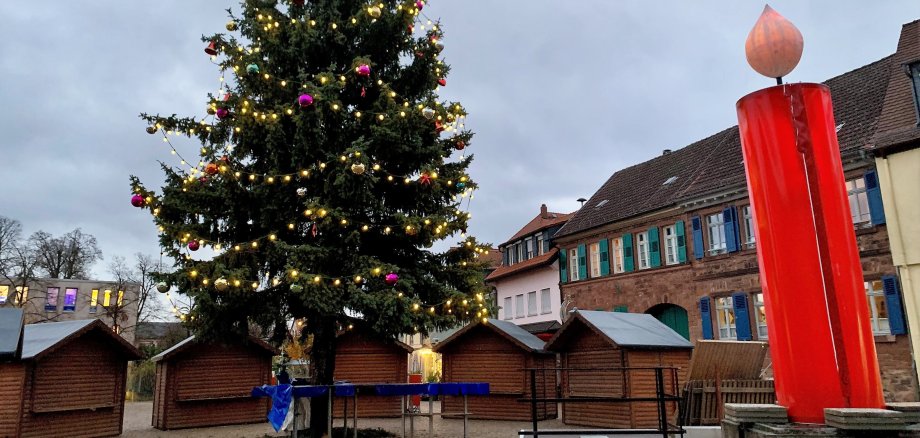 Weihnachtsbaum, Kerze und Hütten