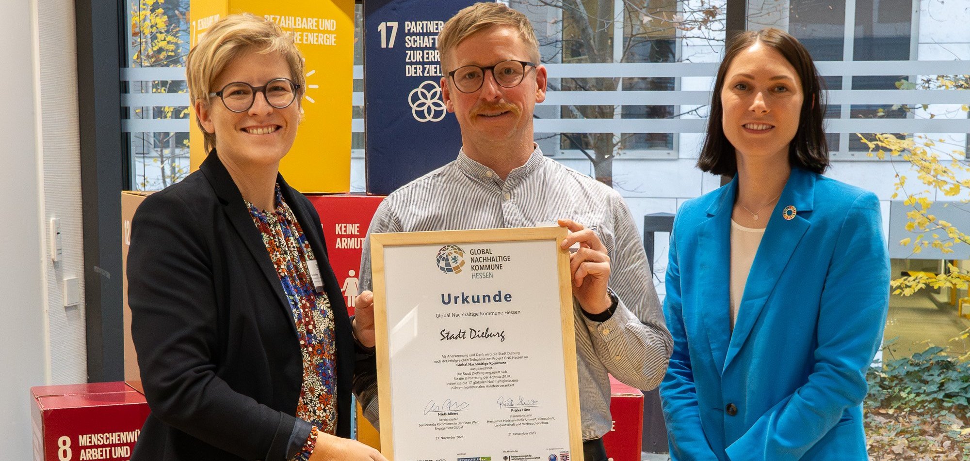 Bei der Übergabe der Urkunde