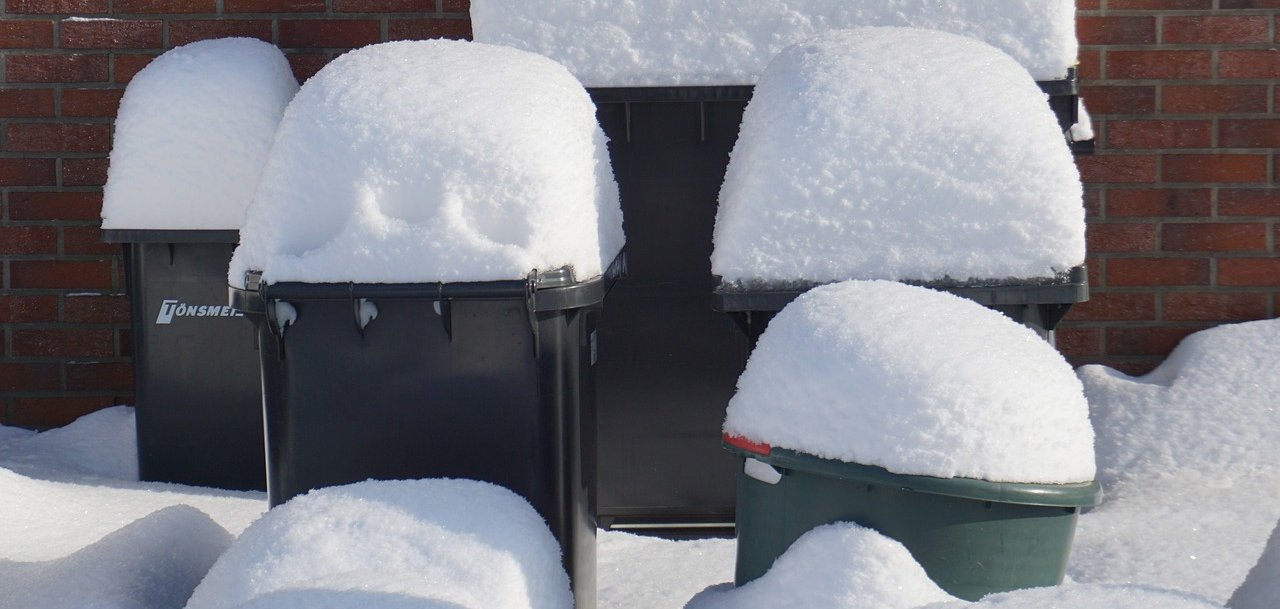 Mülltonnen mit Schnee