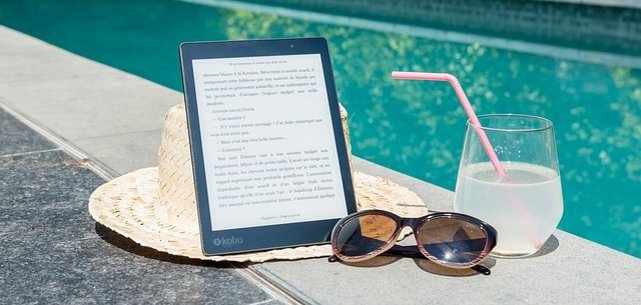 Ein E-Book am Pool