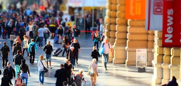Menschen am Bahnhof