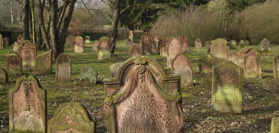 Grabsteine auf dem jüdischen Friedhof