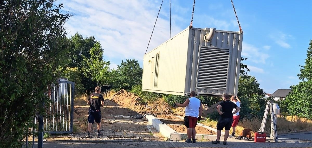 Container mit Notstromanlage wird angeliefert