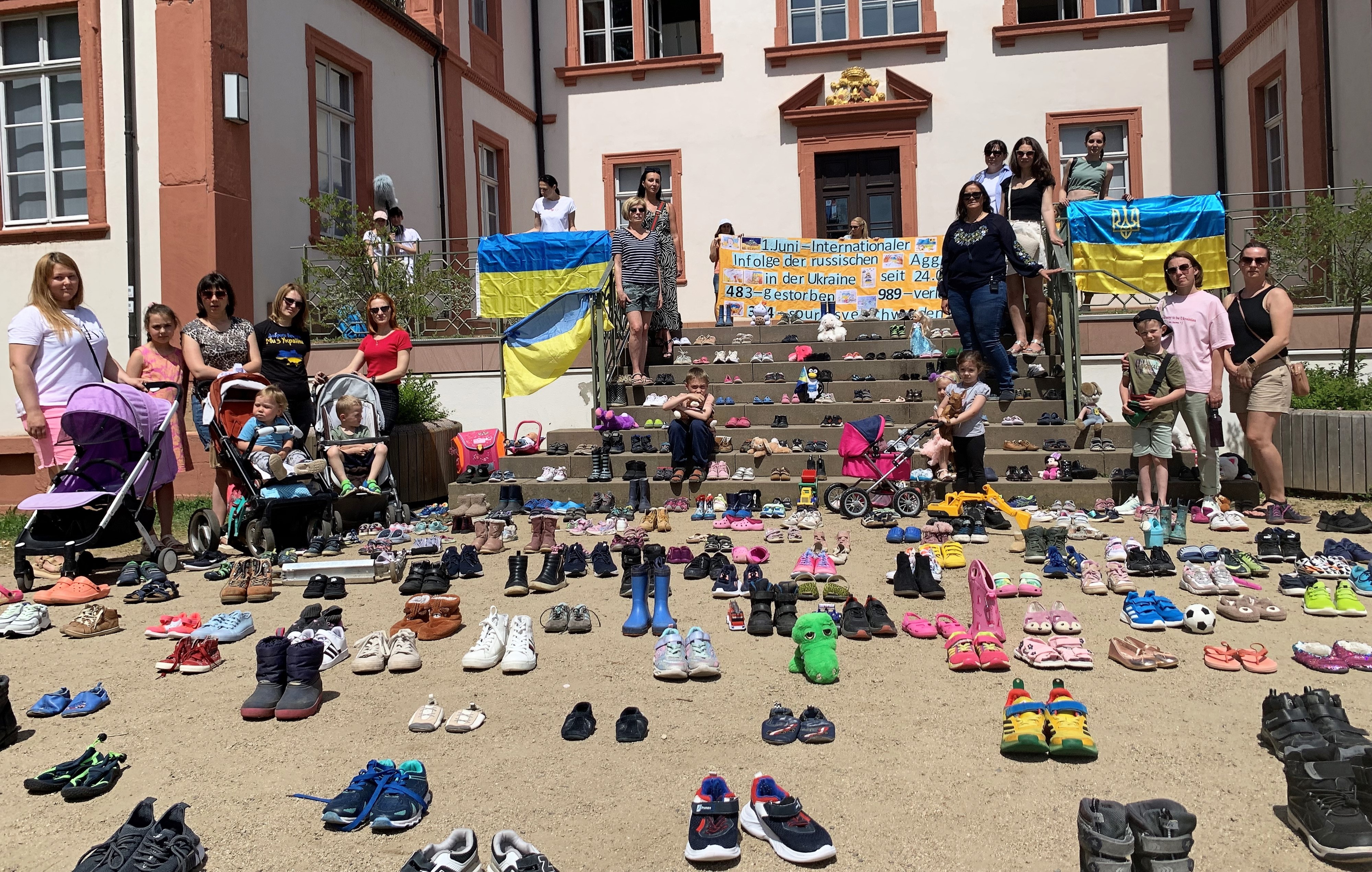 Schuhe vor dem Museum
