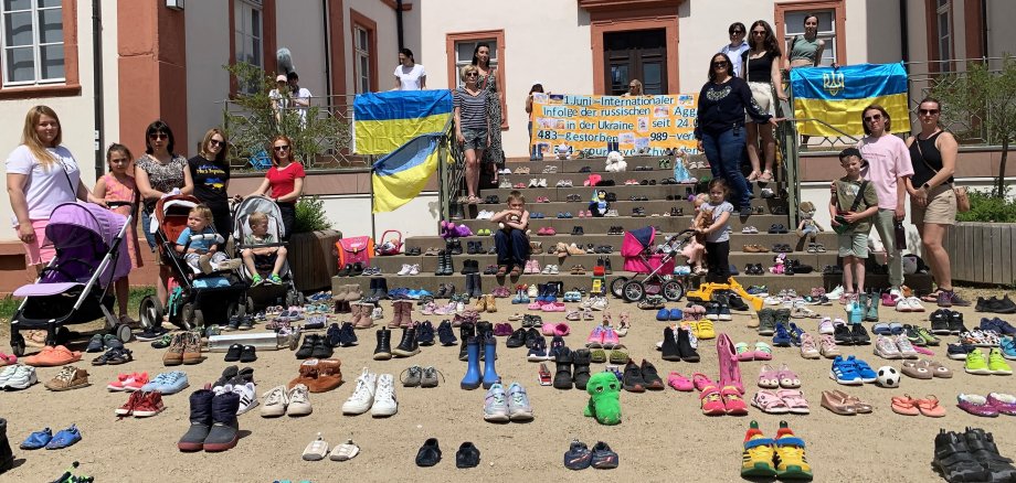 Schuhe vor dem Museum