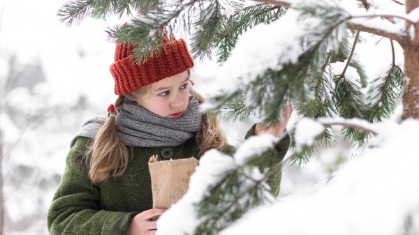 eine Filmszene mit Mädchen und Baum