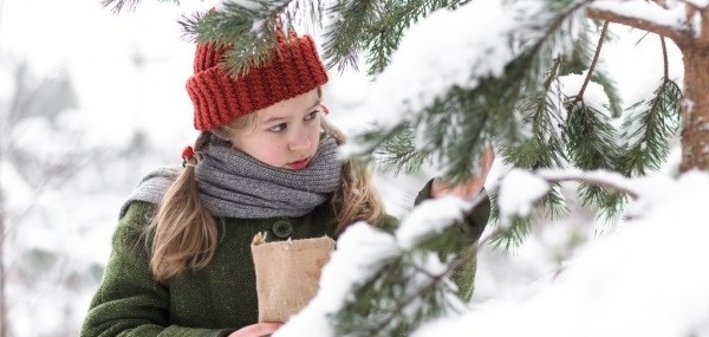 eine Filmszene mit Mädchen und Baum