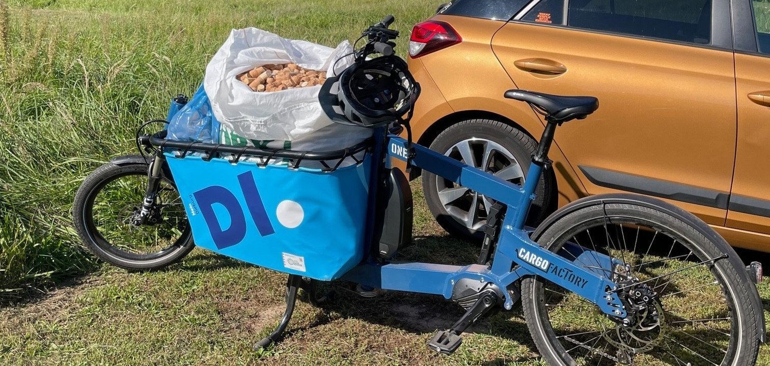 Gesammelte Korken im Lastenrad am Waldkindergarten