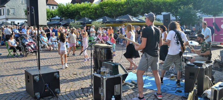 Band spielt auf dem Marktplatz