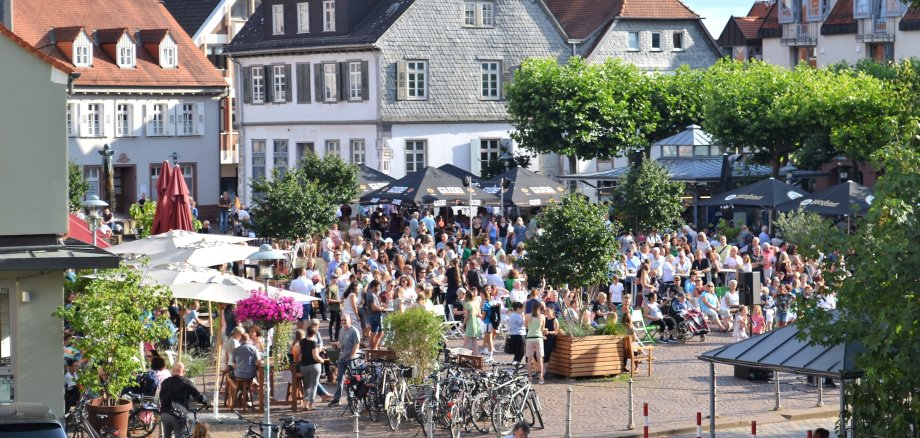Viele Menschen auf dem Marktplatz