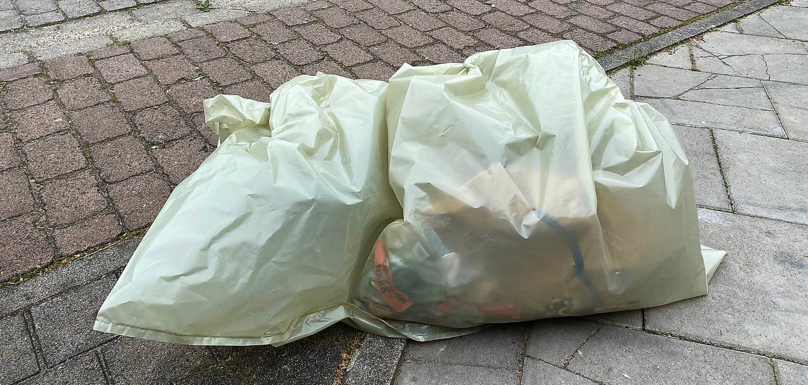Müllbeutel auf der Straße