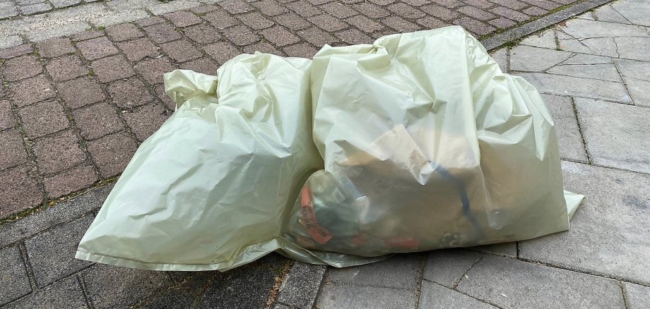 Müllbeutel am Straßenrand