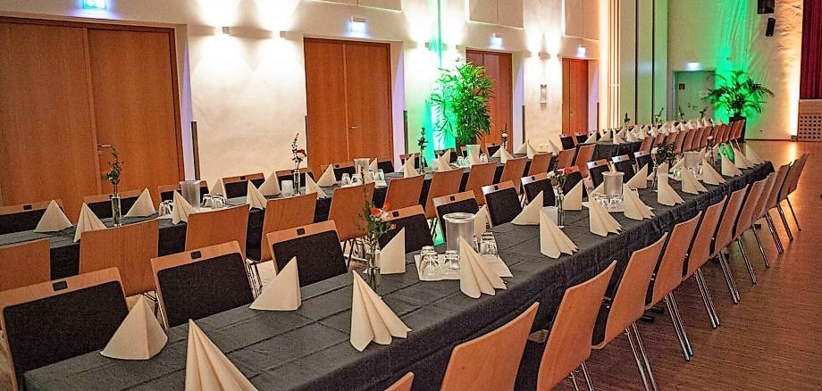 Gedeckter Tisch in der Römerhalle