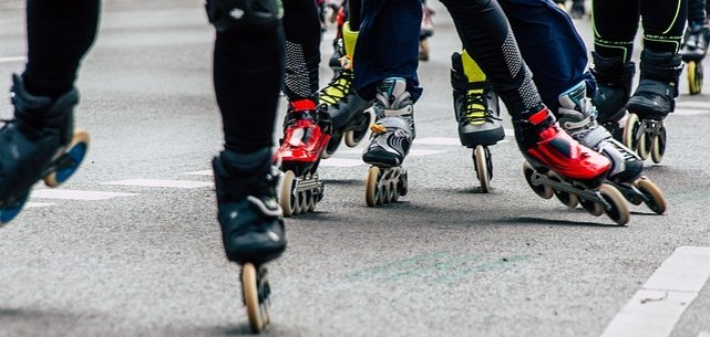 Inline-Skates auf der Straße