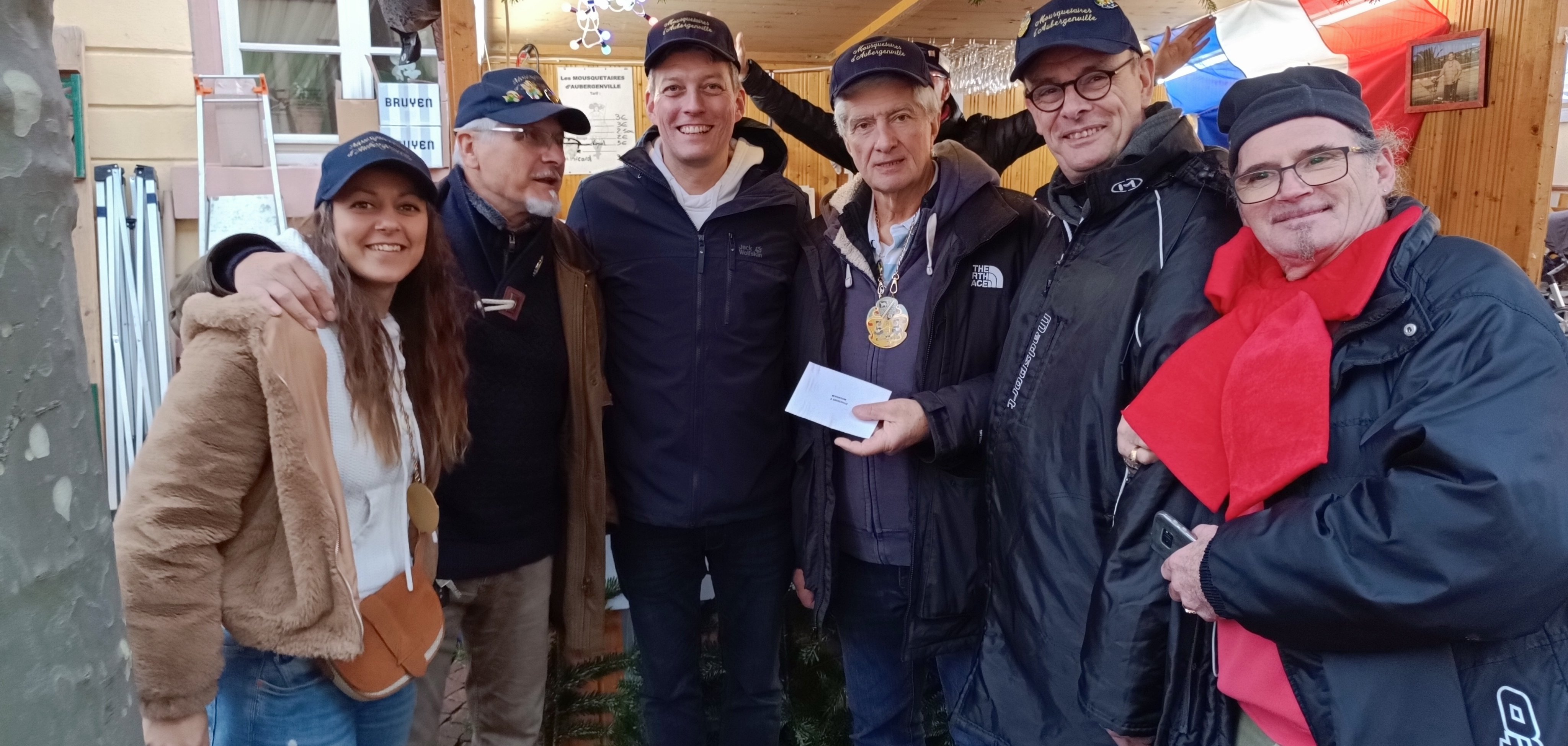 Die Spende wird übergeben