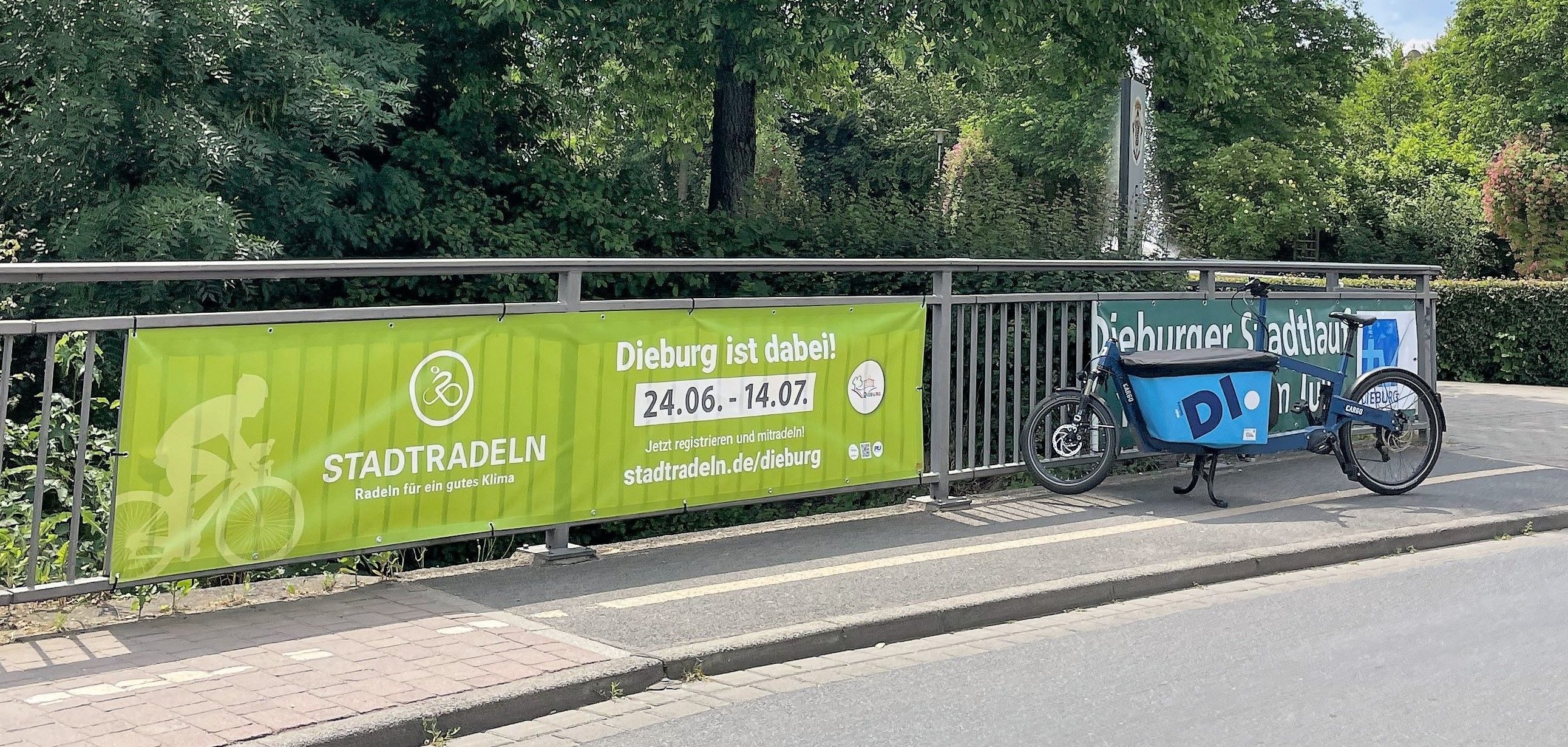 Ein Lastenrad vor dem Stadtradeln-Plakat