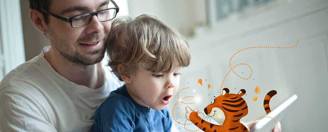 Vater mit Sohn und Tiger-Tablet