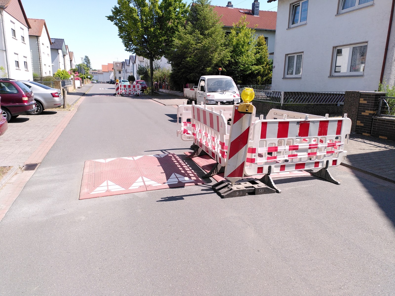 Schwellen und Absperrungen in der Berliner Straße