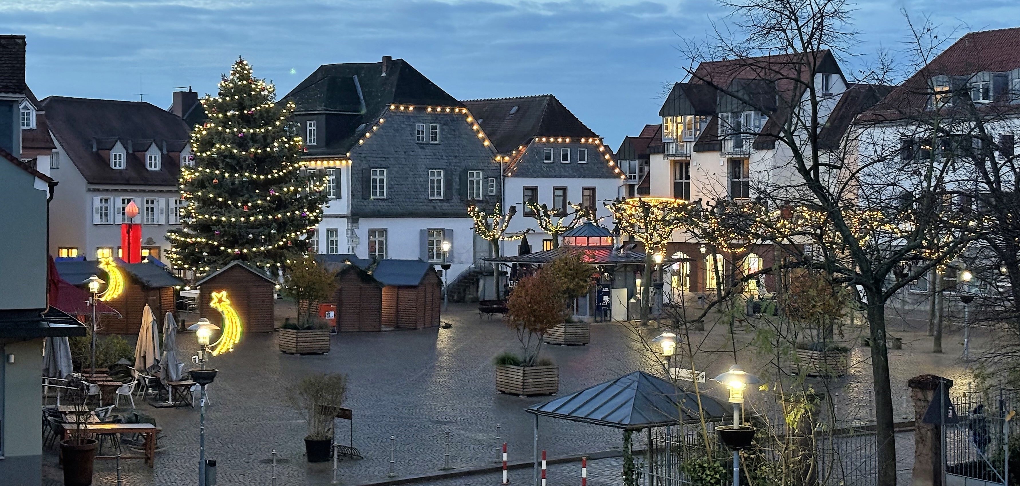 Ein Blick auf den weihnachtlichen Marktplatz