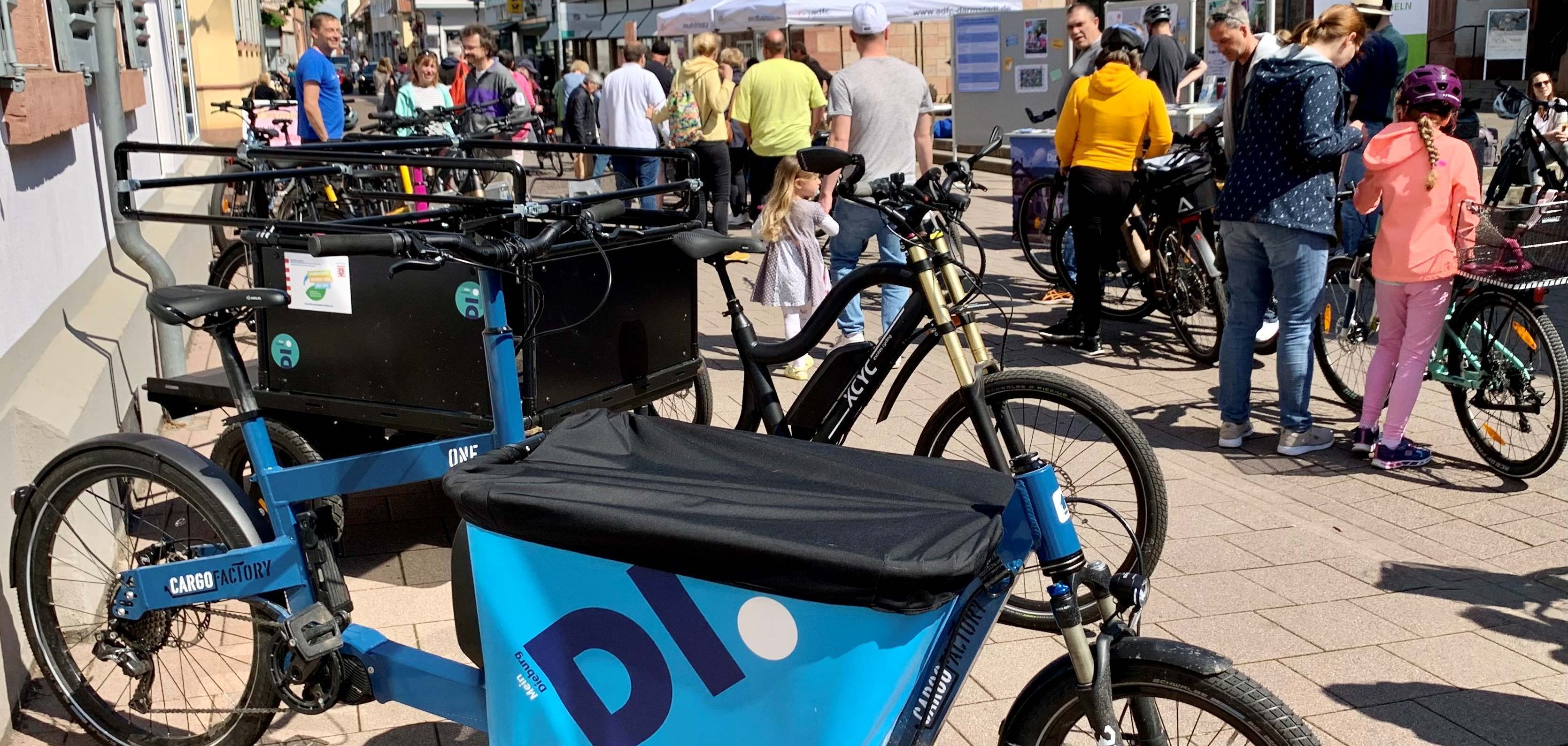 Fahrräder in Dieburg vor der Kirche
