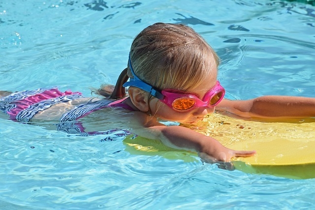 Ein Kind im Schwimmbecken