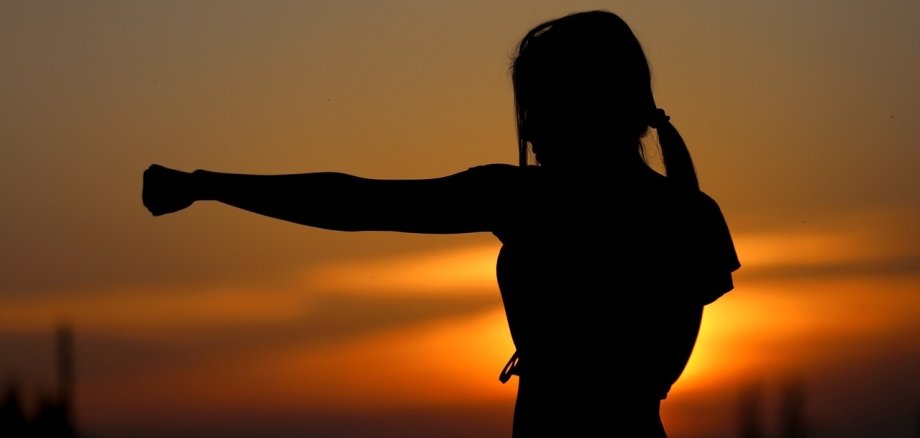 ein Mädchen übt im Sonnenuntergang