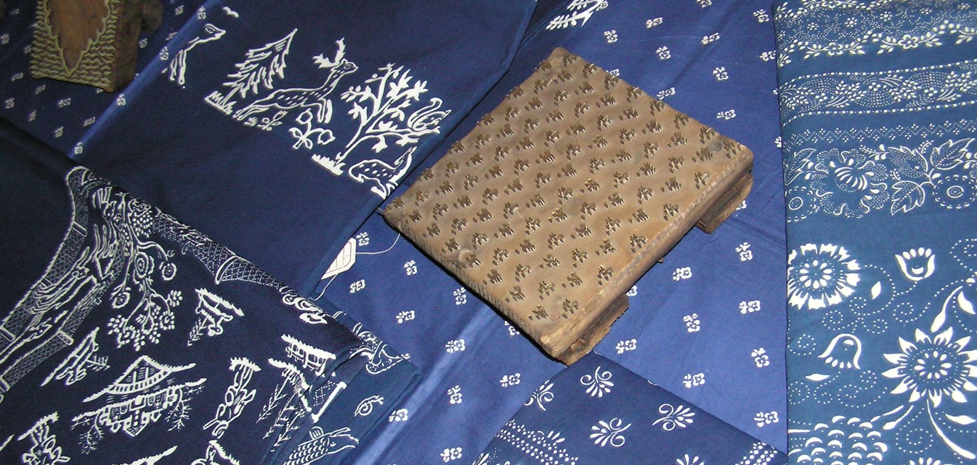 Blau gefärbte Tücher