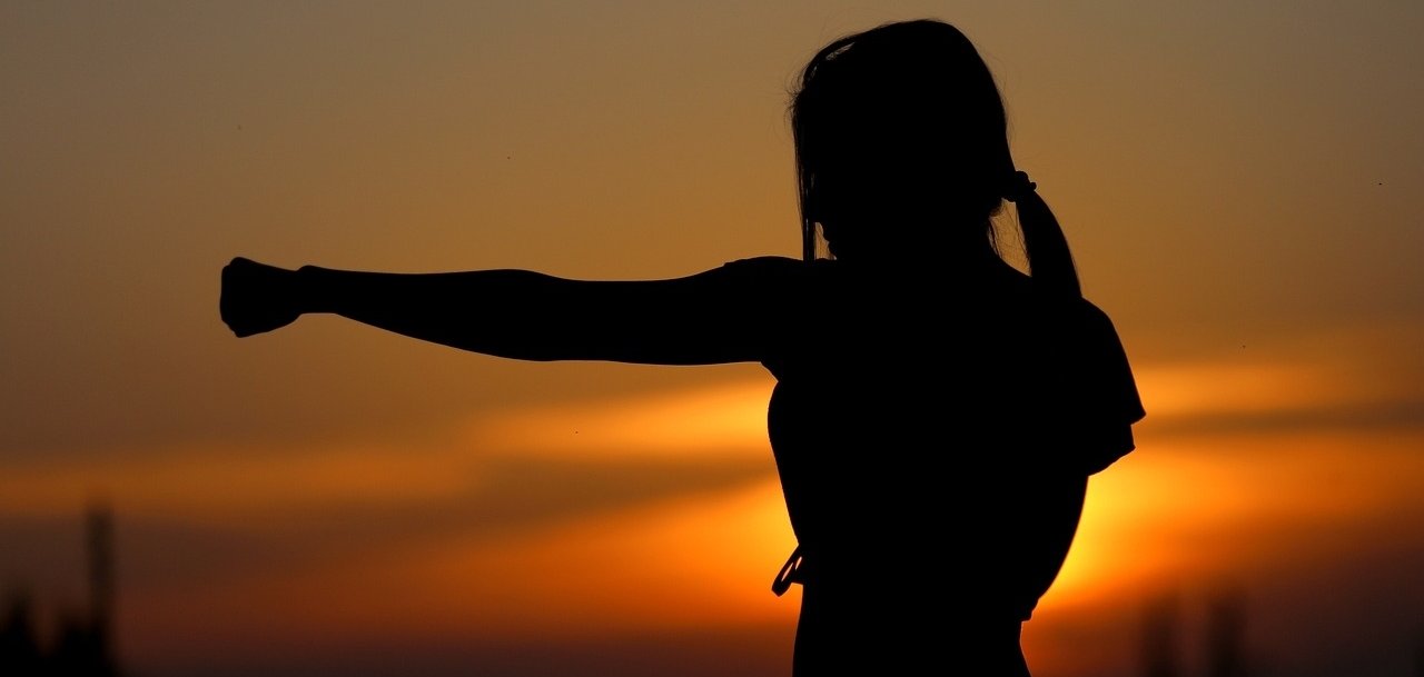 Mädchen im Sonnenuntergang