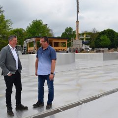 Bürgermeister Frank Haus (links) und Freibad-Betriebsleiter Holger Kern machen sich ein Bild von der Baustelle.