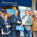 Die Kompass-Beteiligten vor dem Rathaus