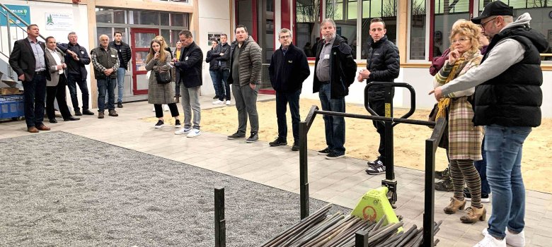 Besucher in einer Halle