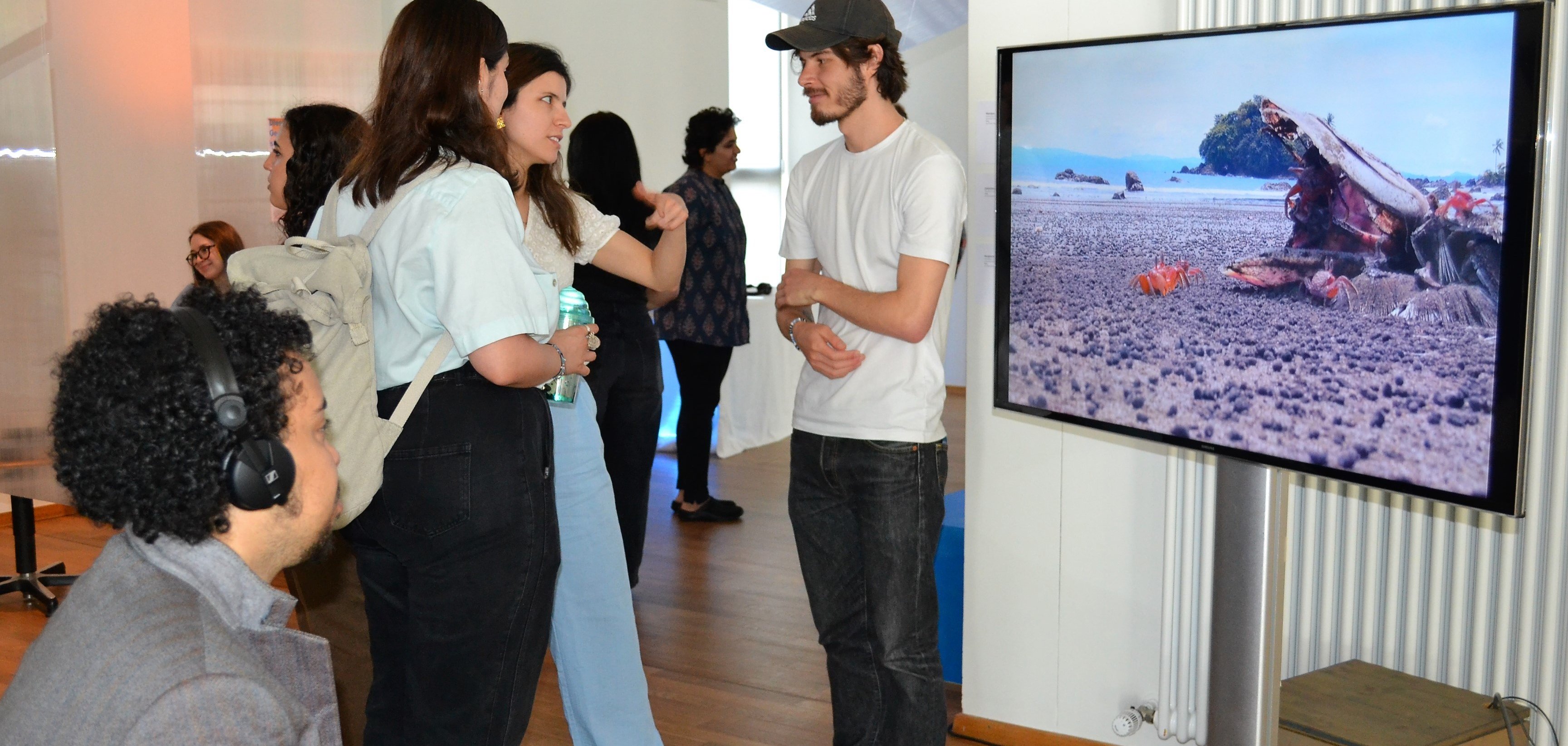 Studierende in der Ausstellung