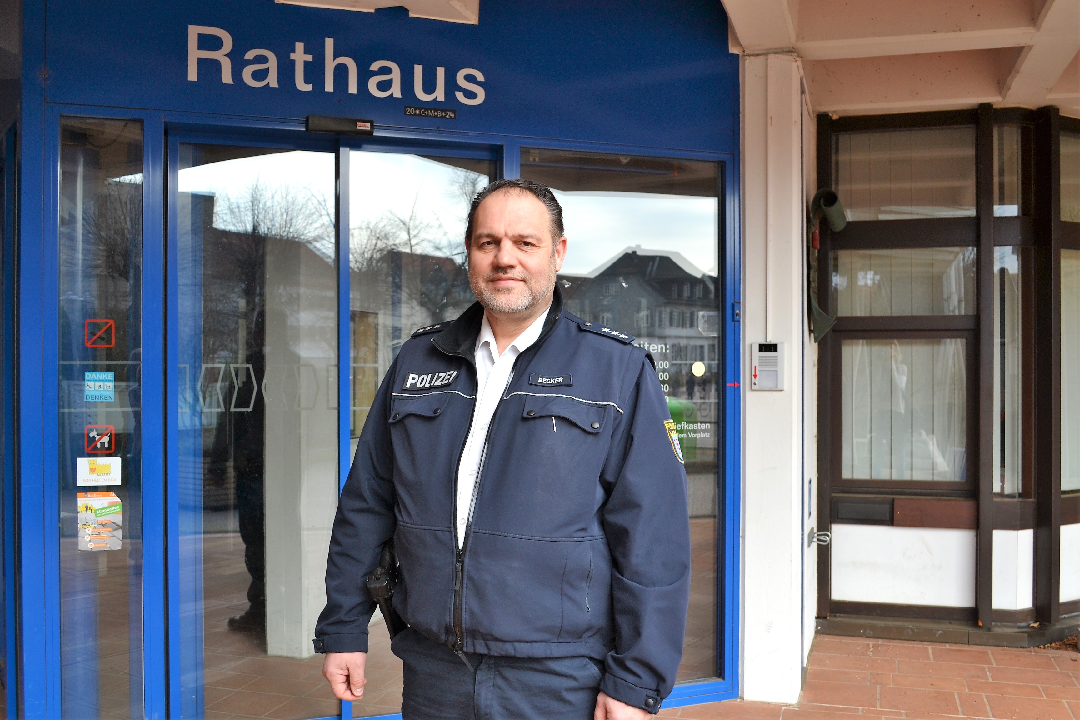 Michael Becker vor dem Rathaus