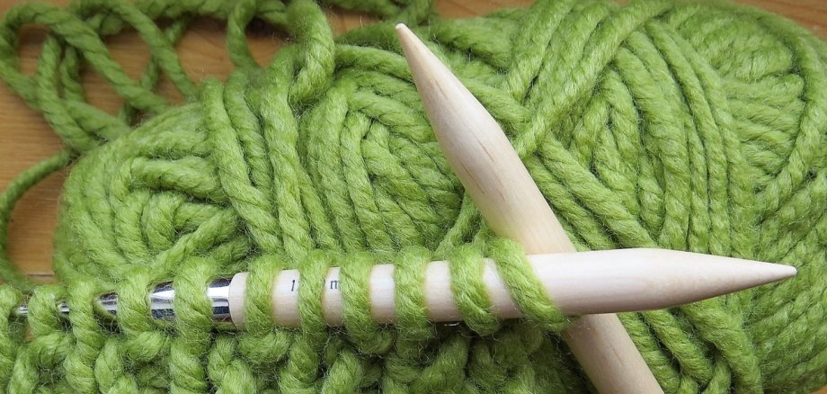 Stricknadeln mit Wolle