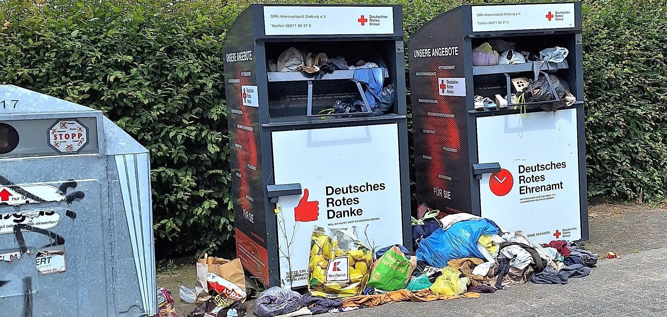 überfüllte Altkleider-Container