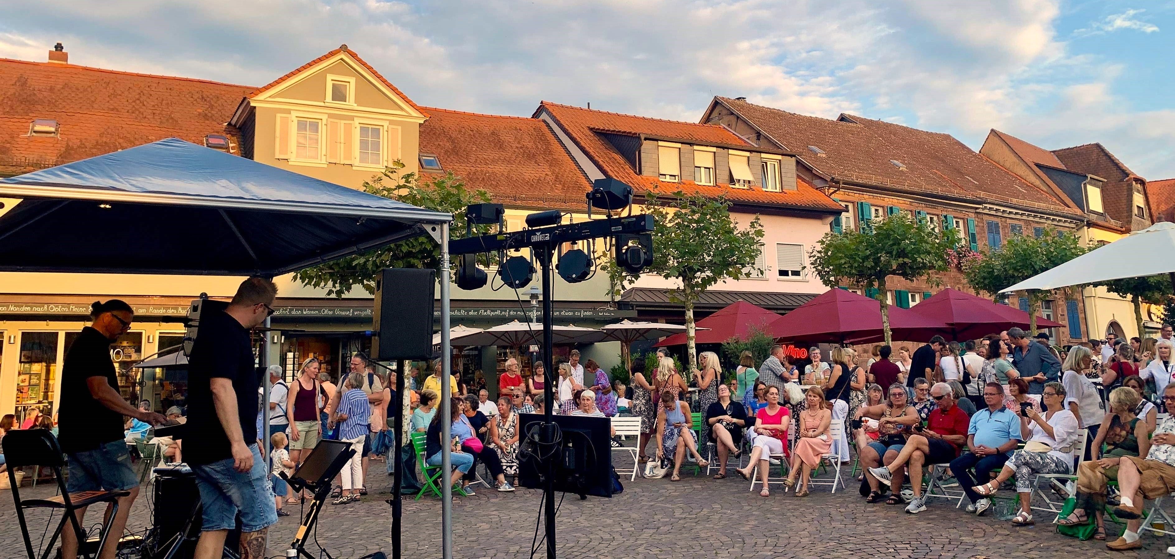 Der Marktplatz und die Bühne