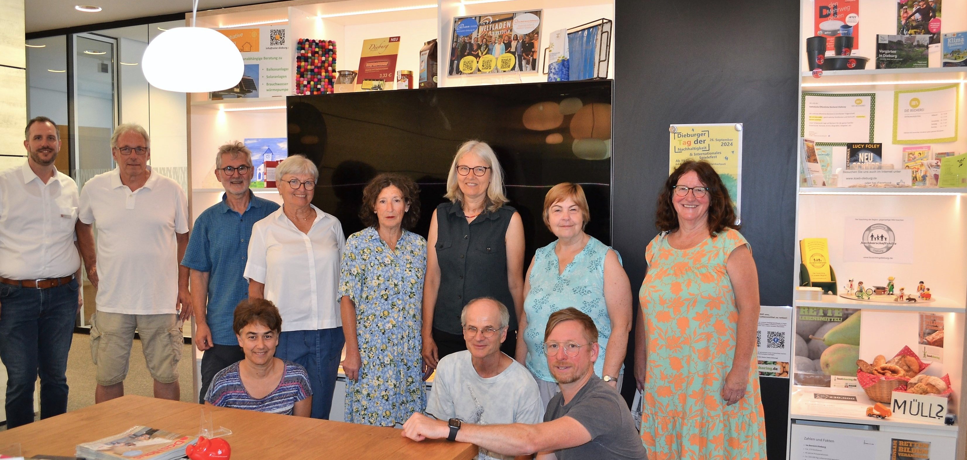 Die Aktiven vor der Nachbarschaftswand