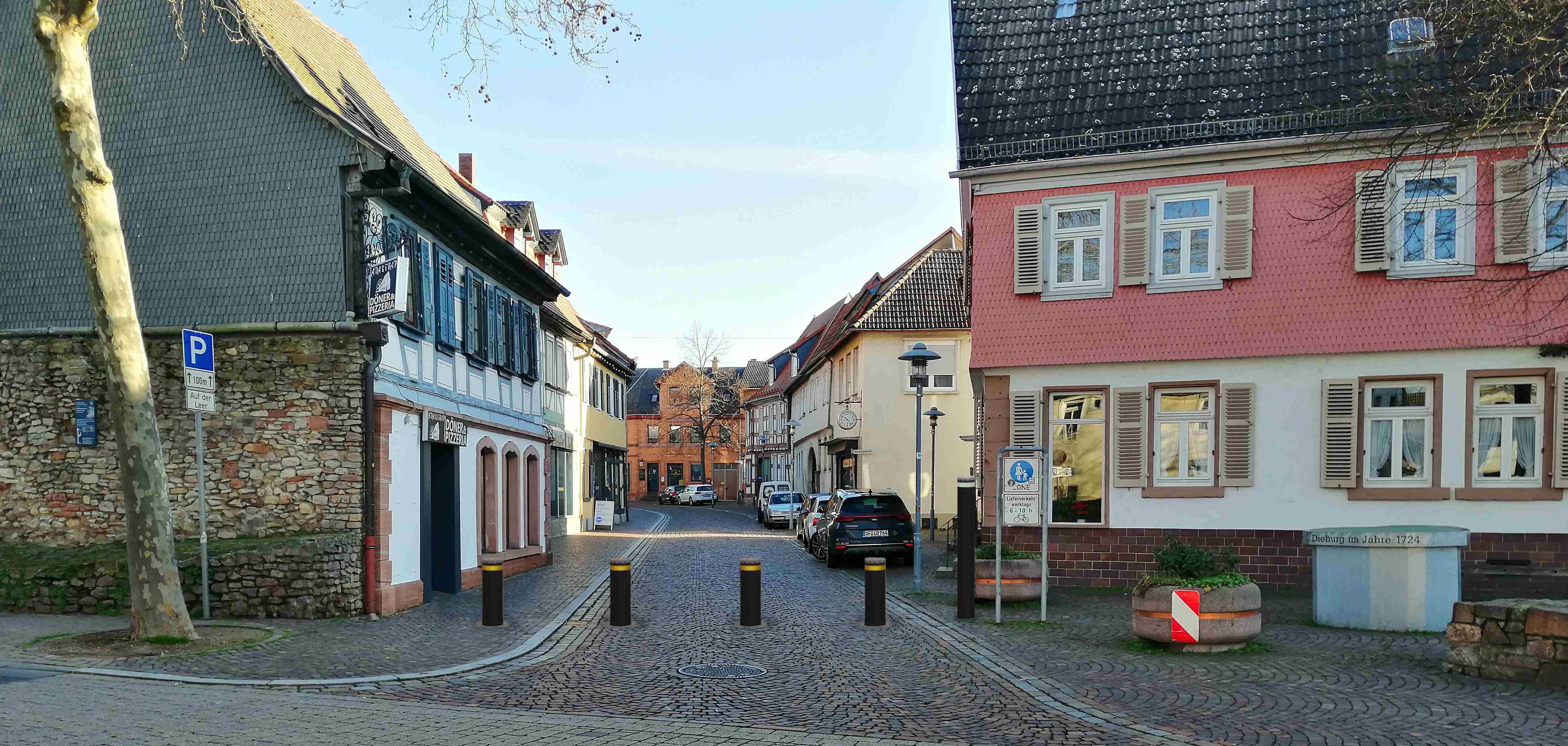 die Poller in der Rheingaustraße