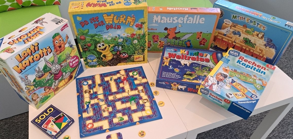 der Tisch mit Spielen