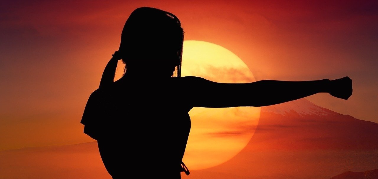 Ein Mädchen im Sonnenuntergang