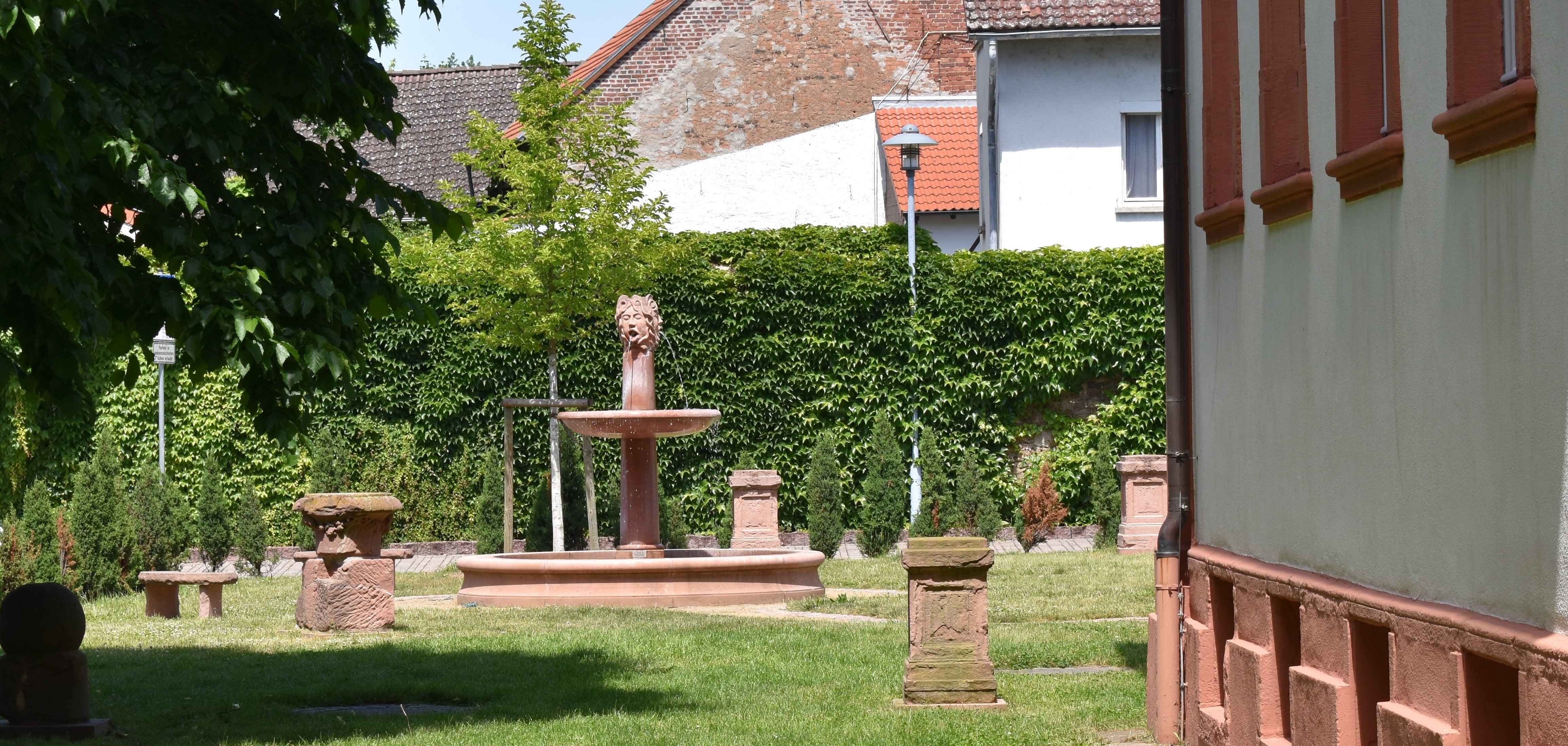 Blick in den Museums-Steingarten