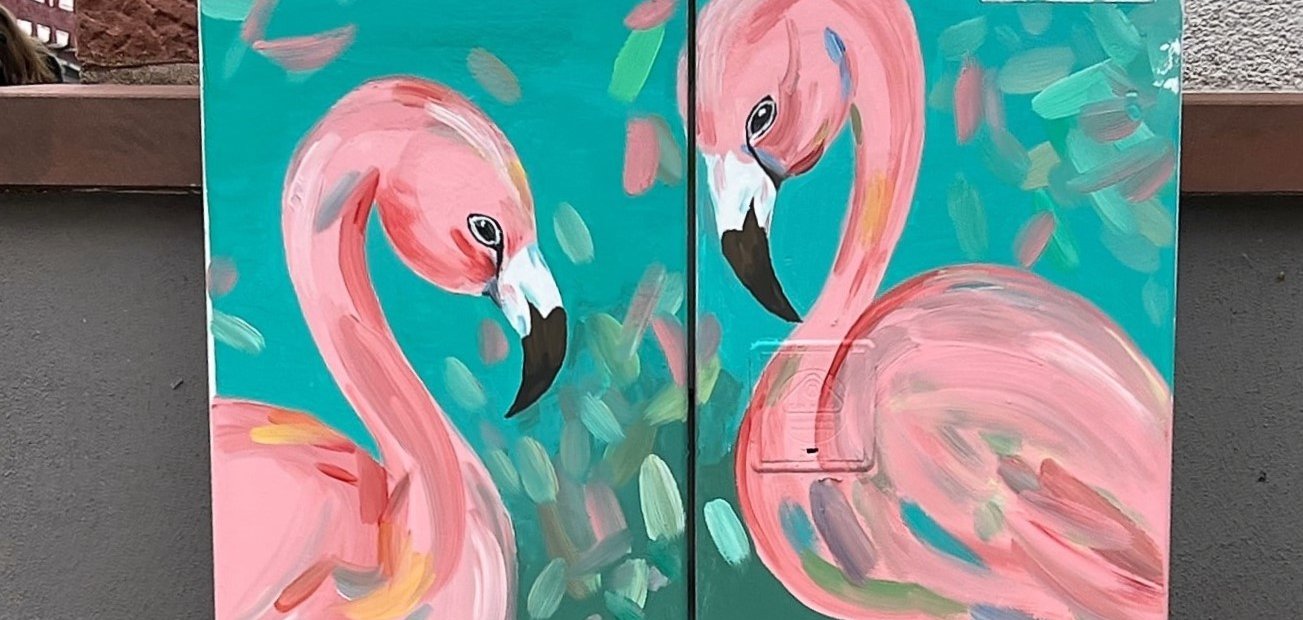 Flamingos auf dem Stromkasten