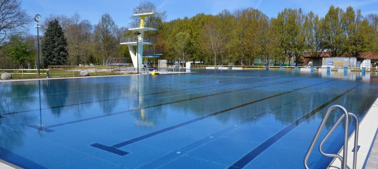 das Sportbecken