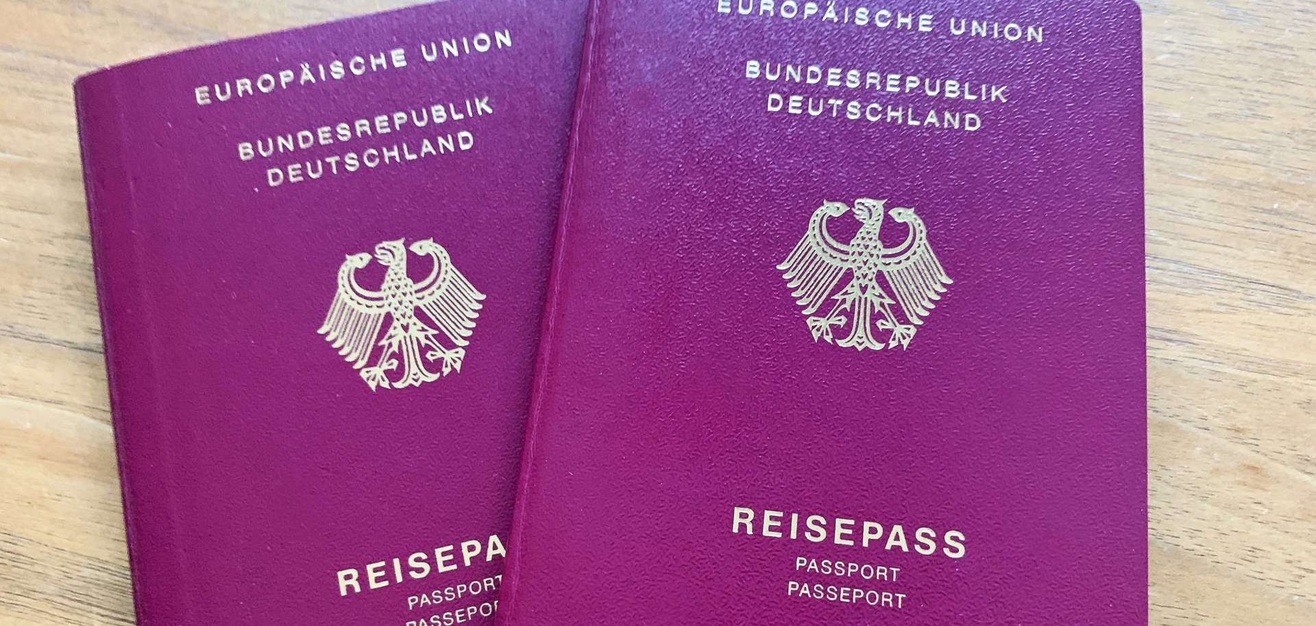 zwei Reisepässe